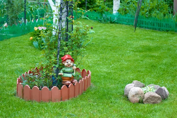 Instalación Gnomo Jardín Piedra Rodeada Hermosas Flores Jardín — Foto de Stock