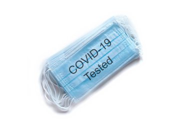 Tıbbi maske COVID-19 test edildi. Coronavirus COVID-19 salgını. Beyaz arka planda izole edilmiş tıbbi koruyucu maskeler. Koruyucu yüz maskesi ya da tıbbi maske. Sağlık ve Tıp Konsepti.