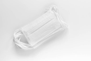 Coronavirus COVID-19 salgını. Korona virüsüne karşı korunmak için antiviral tıbbi maske. Cerrahi koruyucu maske. Beyaz arka planda izole edilmiş tıbbi koruyucu maskeler. Karantina, evde kal..