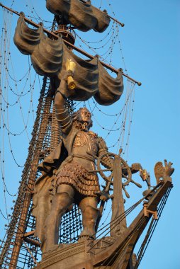 Moskova, Rusya - 4 Eylül 2008: Moskova 'da Rus Çarı Büyük Peter anıtı. Yazar Zurab Tsereteli