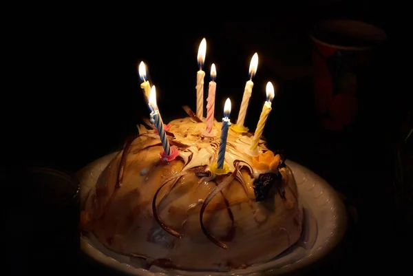 暗い背景にろうそく付きの誕生日ケーキ 特別なお祝いのケーキ このケーキは誕生日パーティーや興味深い炎の光を持つ他のお祝いに最適です — ストック写真
