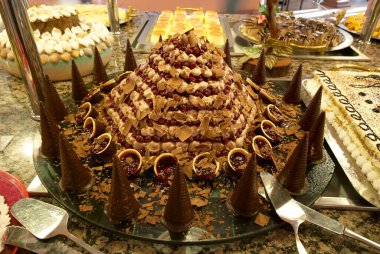 Piramit şeklinde Türk pastası. Türkiye 'de otel büfesinde geleneksel Türk lokumu. Antalya bölgesi, Güney Türkiye