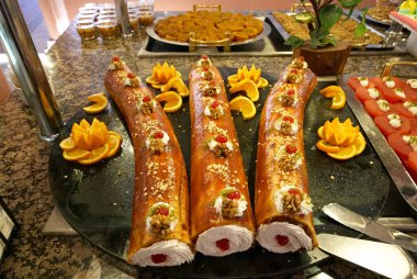 Tatlı rulo şeklinde Türk kekleri. Türkiye 'de otel büfesinde geleneksel Türk lokumu. Antalya bölgesi, Güney Türkiye