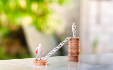 Küçük minyatür işadamı modelleri yığınlar ve başarılı işadamı seyir üzerinde duran ve başarılı Yarışması için iş büyüyen kavramı kullanma merdiven hızlandırmaya.