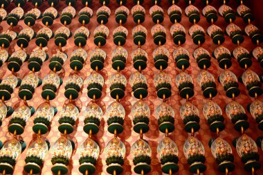 Çin Mahallesi / Singapur-Ekim 13. 2019: Buda Dişi Kalıntı Tapınağı ve Müzesi içindeki Buda heykellerinin içi. Bir desen Buda heykelleri duvar arkaplanı.