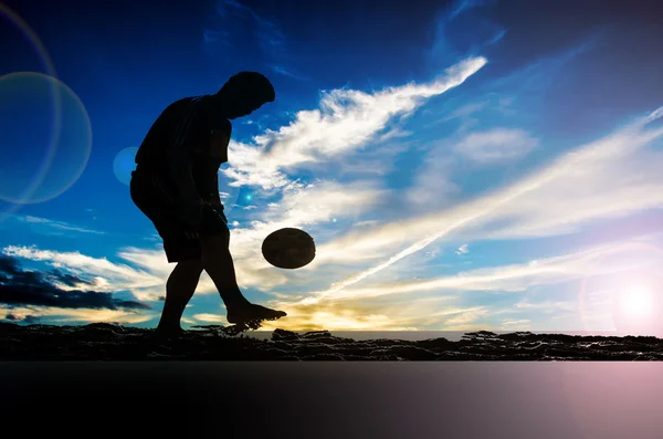 ビーチでサッカーをして人間のシルエット — ストック写真