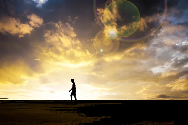 Silhouet Van Man Walking Sundown Met Storm Cloud Avond — Stockfoto