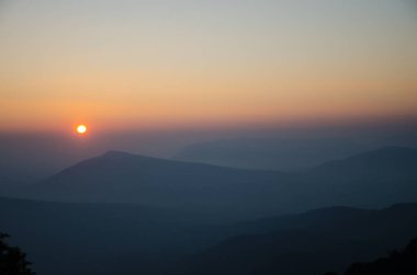 Sabah güneş doğuyor.