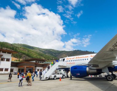 Mayıs 5: Drukair havayolu uçak Airbus ile Paro havaalanına indikten sonra kimliği belirsiz insanlar