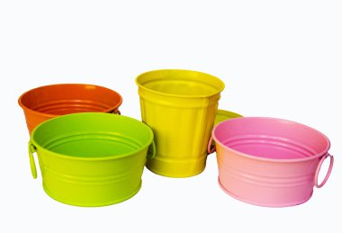 beyaz arka plan üzerinde metal kutu renkli