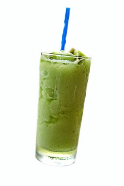 kivi suyu içme beyaz arka plan üzerinde taze