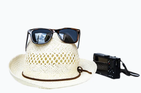 Chapéu e vidro de sol para férias em fundo branco — Fotografia de Stock