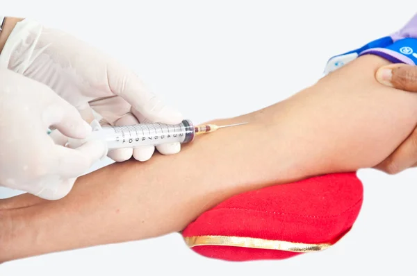 白い背景上のテスト血用の注射器 — ストック写真