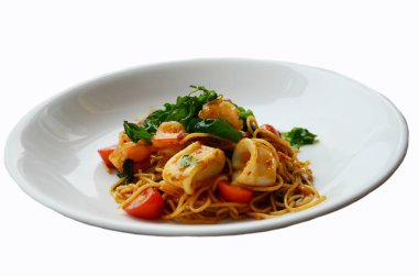 Kızarmış kalamar spagheti ile baharatlı beyaz zemin üzerine ilave edin.