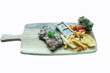 Beyaz arka planda biftekli biftek