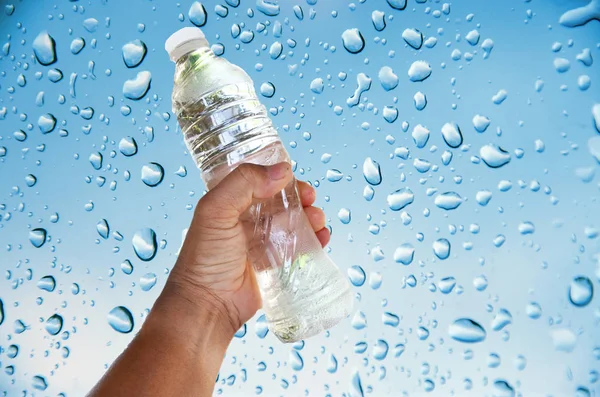 Hand Bottle Water Drop Water Background — Stock Photo, Image