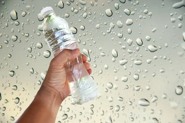 Hand Bottle Water Drop Water Background — Stock Photo, Image