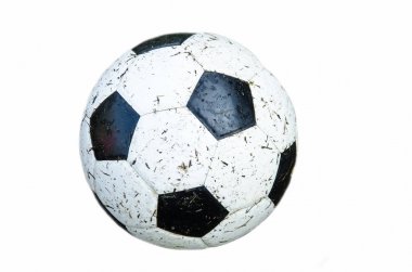 yağışlı sezon oynamak için beyaz arka plan üzerinde kirli futbol