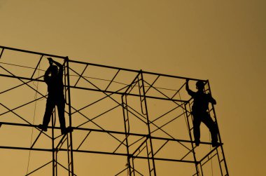 İnşaat için çalışan adam silüeti