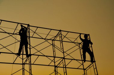 İnşaat için çalışan adam silüeti