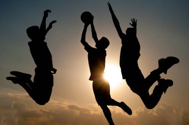 sundown arka plan ile hedef için atlama kaleci silüeti