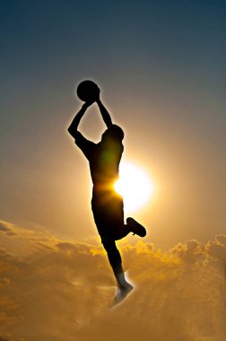 Kaleci topu yakalamak için atlama silüeti