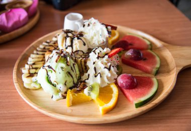 karışık meyve bal tost ve dondurma