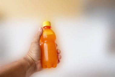 Portakal suyu sağlıklı içecek için el