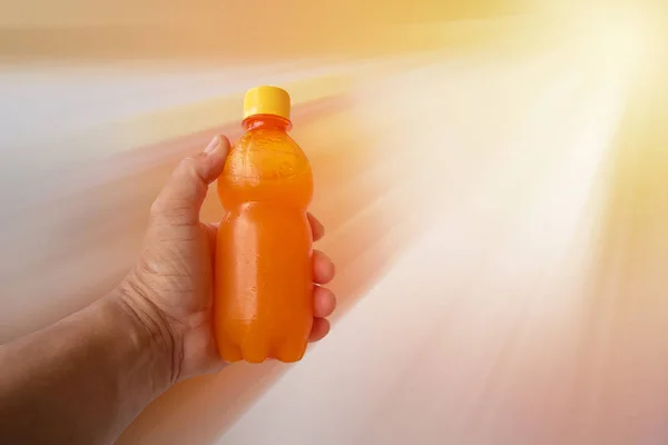 Mão Para Suco Laranja Com Fundo Borrão Movimento — Fotografia de Stock