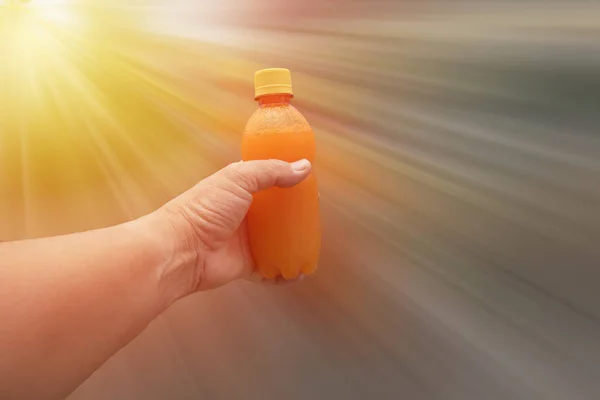 방사형 배경으로 오렌지 주스에 — 스톡 사진