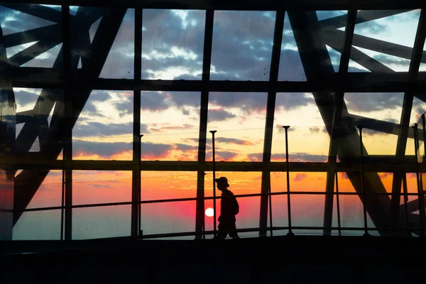 Sylwetka Człowieka Spacerującego Lotnisku Zachodem Słońca — Zdjęcie stockowe