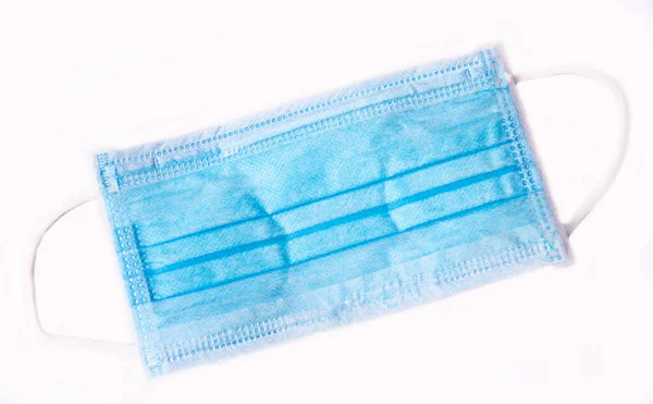 Blaue Chirurgenmaske Zum Schutz Vor Coronavirus Auf Weißem Hintergrund Stockbild