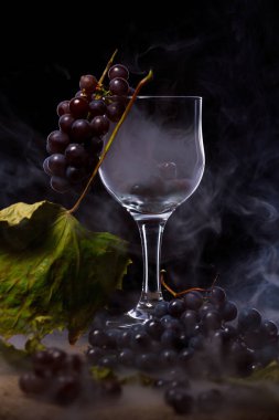 Botanik bir meyve üzüm vardır bir berry, çiçekli bitki cins Vitis yaprak döken odunsu üzüm.