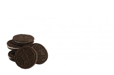 vanilya krem sandviç kurabiye izole üzerinde beyaz yığılmış