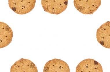 yulaf ezmeli kurabiye ile kuru üzüm ve badem whit üzerinde izole üstte