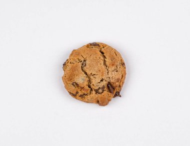 gölge beyaz zemin üzerine izole çikolatalı kurabiye