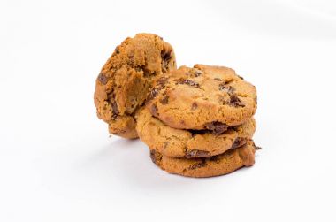 gölge beyaz zemin üzerine izole çikolatalı kurabiye