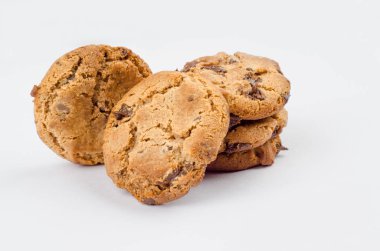 gölge beyaz zemin üzerine izole çikolatalı kurabiye