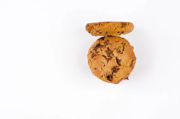 Čokoláda čip cookies izolovaných na bílém pozadí se stínem — Stock fotografie