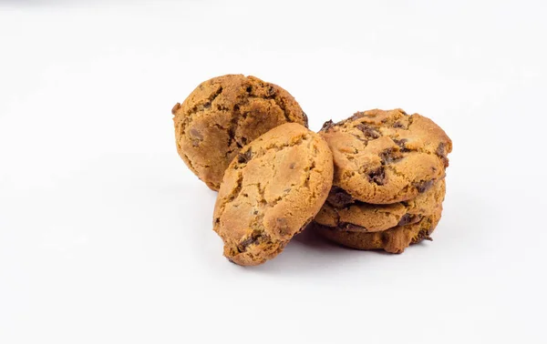 Čokoláda čip cookies izolovaných na bílém pozadí se stínem — Stock fotografie