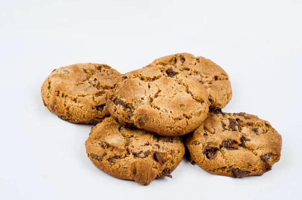 Čokoláda čip cookies izolovaných na bílém pozadí se stínem — Stock fotografie