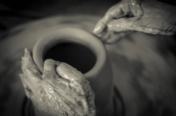 Um tiro de close-up de mãos de um homem oleiro fazendo panelas — Fotografia de Stock