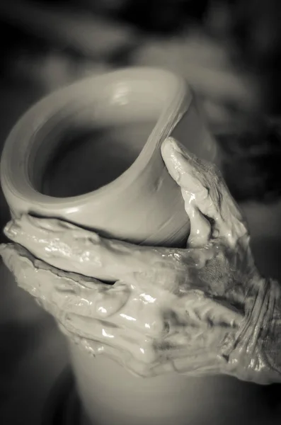 Крупным планом руки гончара, делающего горшки — стоковое фото