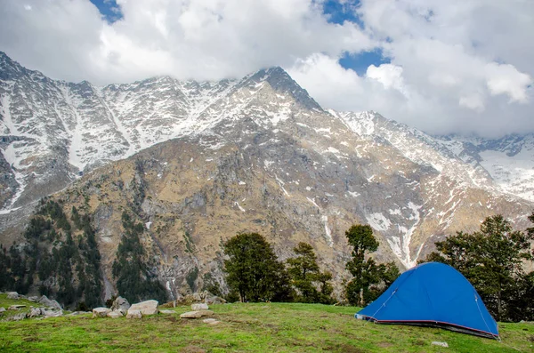 Triund, Himachal Pradesh, India - 17 April 2016: een groothoek v Rechtenvrije Stockafbeeldingen