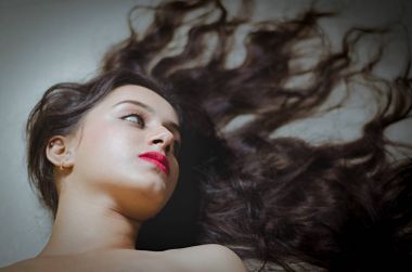 uzun saçlı güzel bir Hint modeli ile konsept çekimleri 