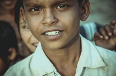 Amritsar, Pencap, Hindistan - 21 Nisan 2017: Hintli çocuk portresi