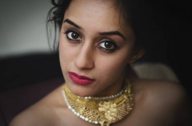 adlı bir mücevher altın neckpiece giyen bir model ile konsept çekimleri