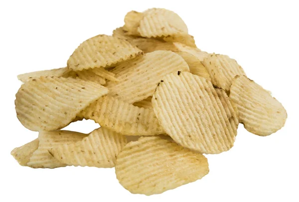 Pilha de batatas fritas onduladas enrugadas isoladas no fundo branco — Fotografia de Stock