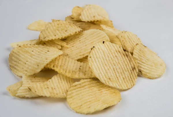 Pile Rynket Bølget Kartoffel Chips Isoleret Hvid Baggrund - Stock-foto