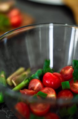 kiraz ve asparangus kase salata için